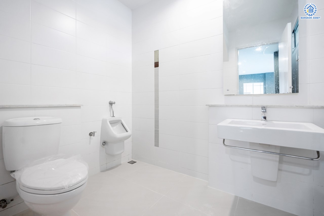 บ้านมือสองตกแต่งใหม่ แบรนด์สุดหรู L&H ม.มัณฑนา แจ้งวัฒนะ-ราชพฤกษ์ เนื้อที่ 55.3 ตร.ว. ฟังก์ชัน 3 ห้องนอน 3 ห้องน้ำ จอดรถได้ 2 คัน บรรยากาศ Private พร้อม Facilities ครบครัน! บนทำเลโซนเมือง เชื่อมต่อทุกการเดินทาง ใกล้เซ็นทรัลแจ้งวัฒนะ, เมืองทองธานี, ทางด่วน และรถไฟฟ้าสายสีม่วง "สถานีบางรักน้อยท่าอิฐ"